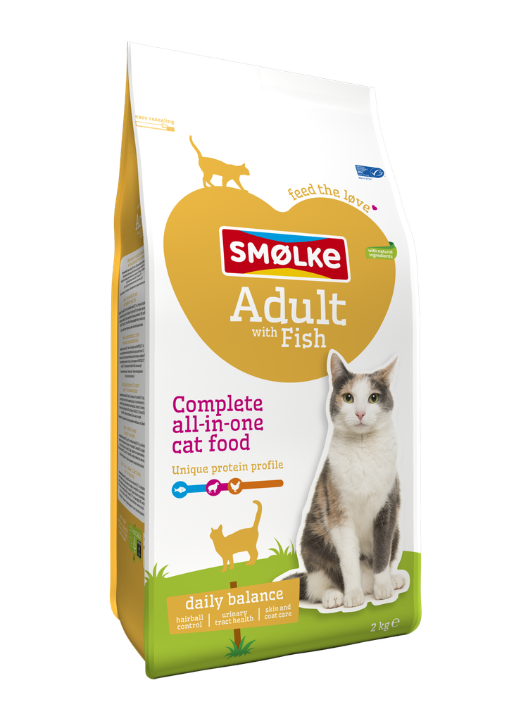 SMØLKE adult with fish 