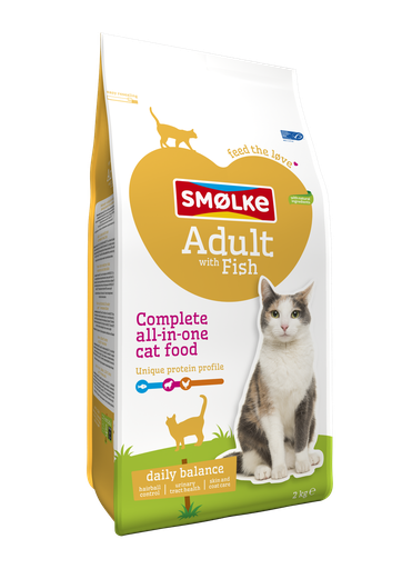 SMØLKE adult with fish 